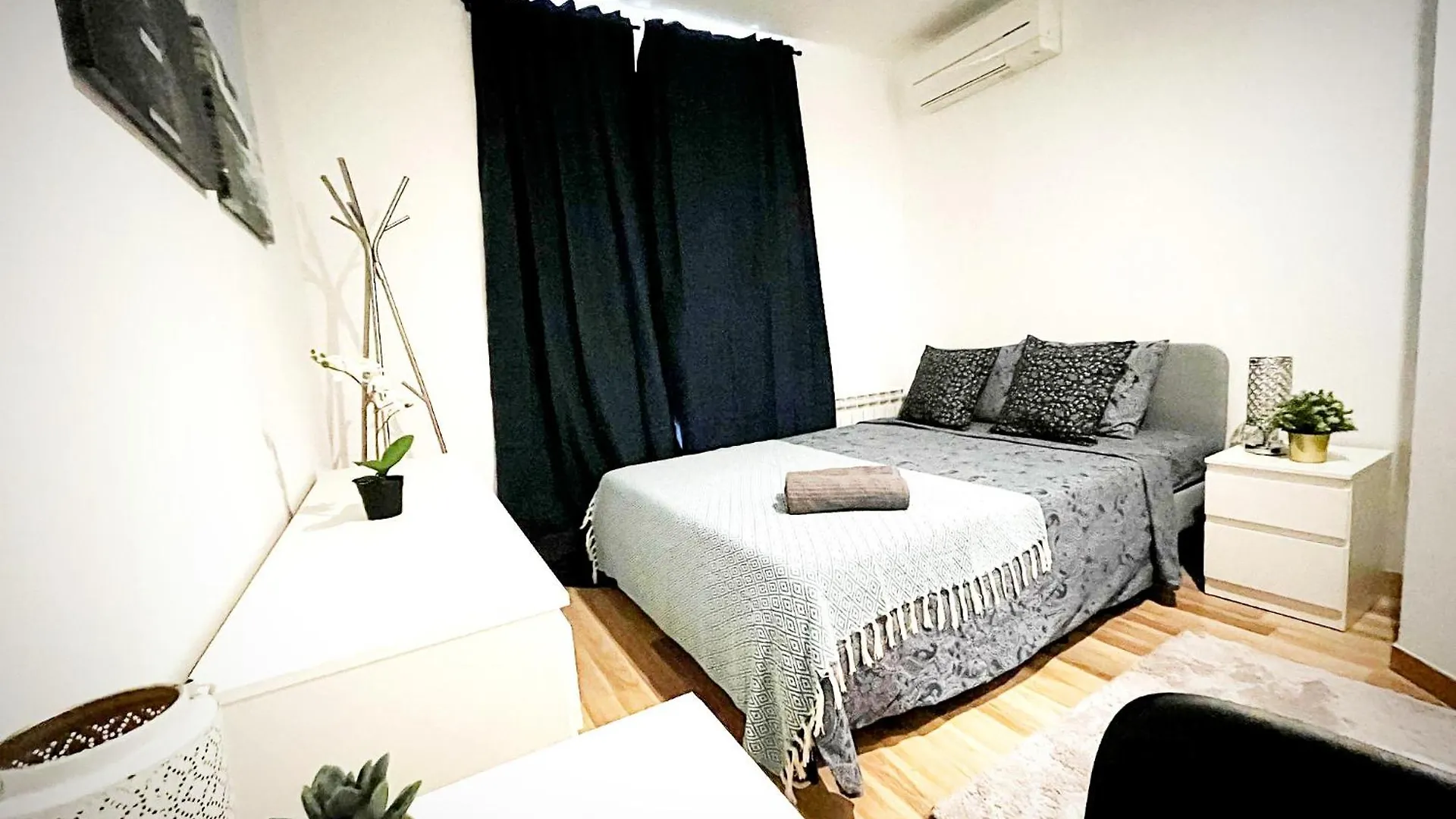 Hostel Private Rooms By La Rambla Barcelona Spain